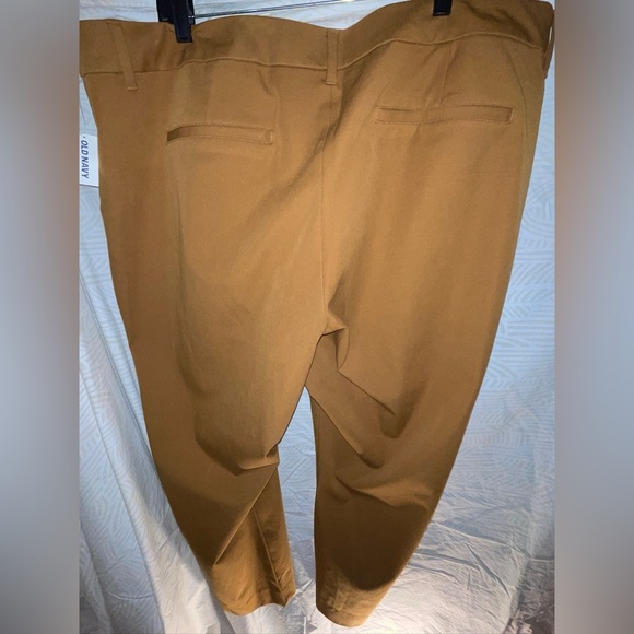 Old Navy Secret Stretch Pixie Pants in Bourbon NWT
Pantone Color - Picture 6 of 6